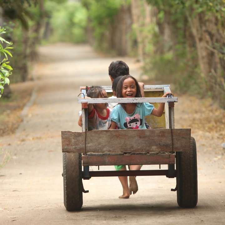 selectieve focus foto van twee kinderen rijden online puzzel