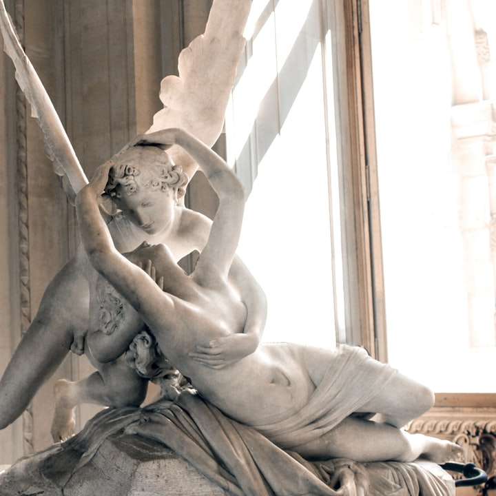 статуя поцелуя женщины и ангела раздвижная головоломка онлайн