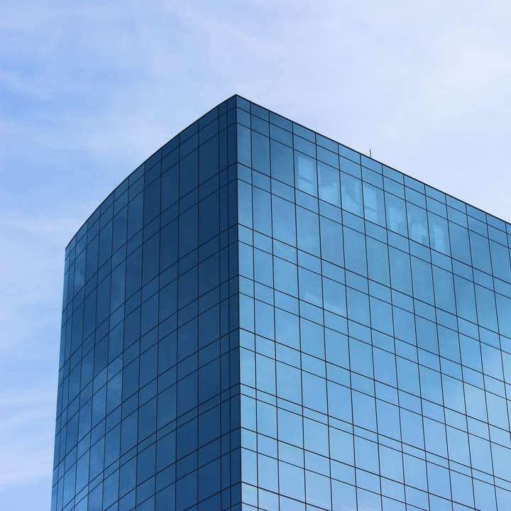 edifício de concreto branco e azul puzzle deslizante online