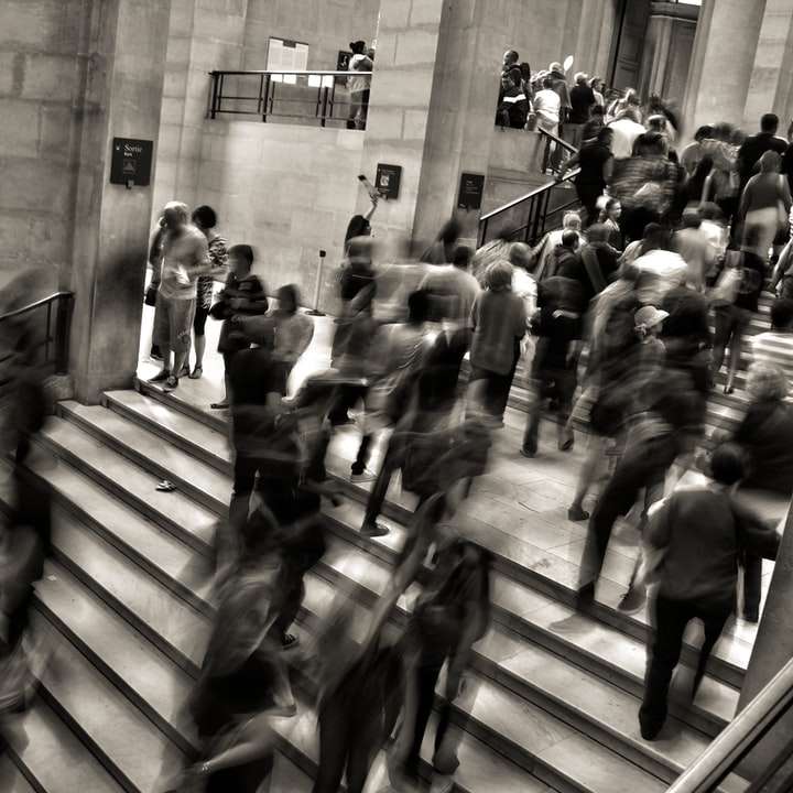 grupo de personas caminando por las escaleras rompecabezas en línea