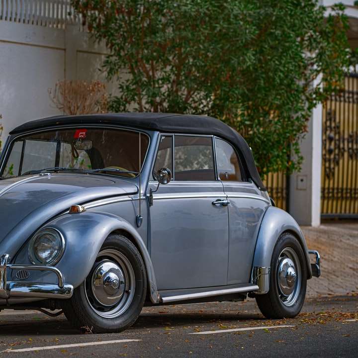 niebieski klasyczny samochód zaparkowany w pobliżu białego budynku puzzle przesuwne online