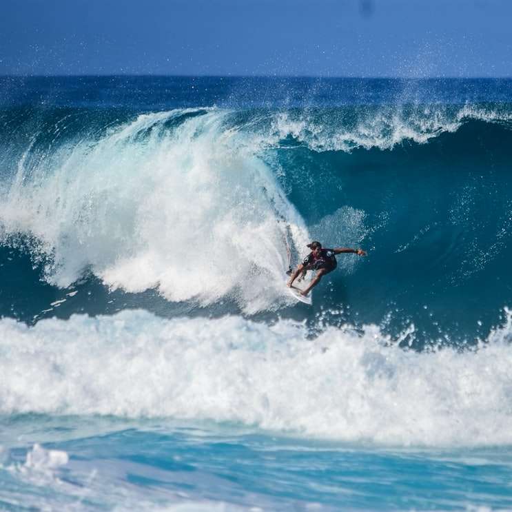 személy szörfözés a hullám online puzzle
