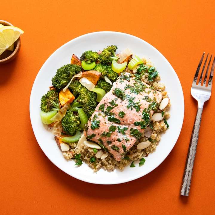 Brokkoli mit Fleisch auf Teller Schiebepuzzle online
