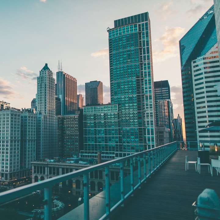 архитектурна фотография на високи сгради онлайн пъзел