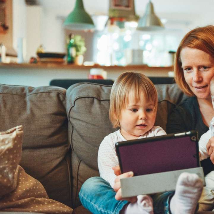 zwei Babys und eine Frau sitzen auf dem Sofa Online-Puzzle