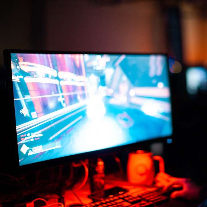 човек, използващ компютър, играещ FPS игра онлайн пъзел