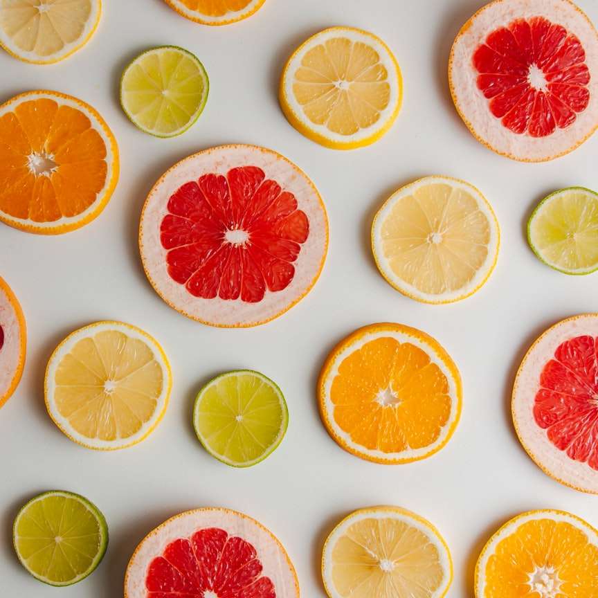 skivad orange frukt på vit yta Pussel online