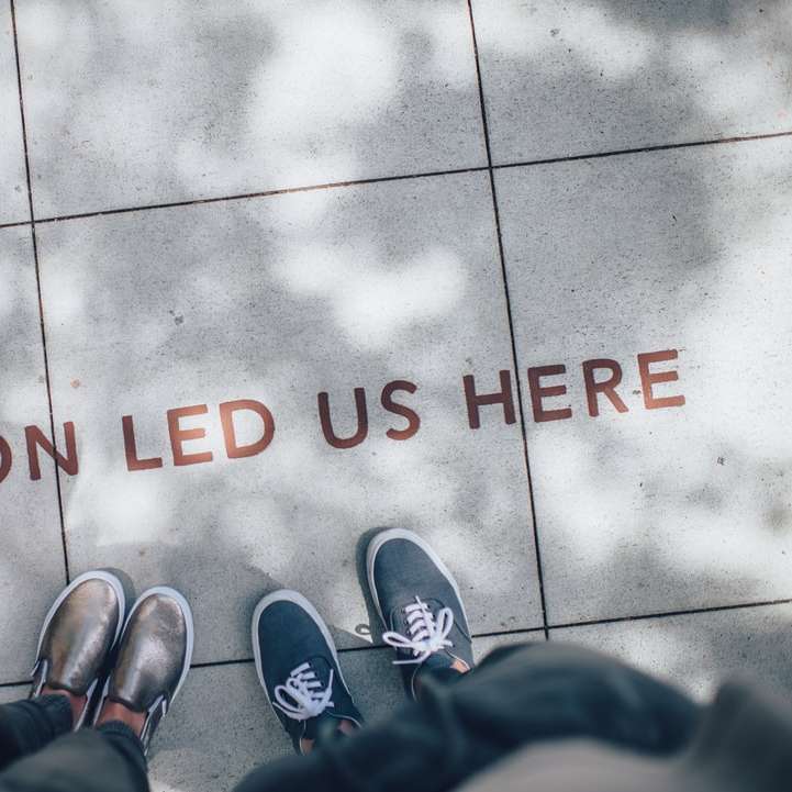 due persone in piedi su una pavimentazione di piastrelle grigie puzzle scorrevole online