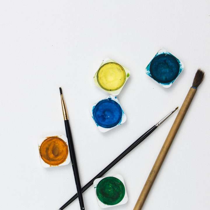 различни цветове бои и четки за боядисване плъзгащ се пъзел онлайн
