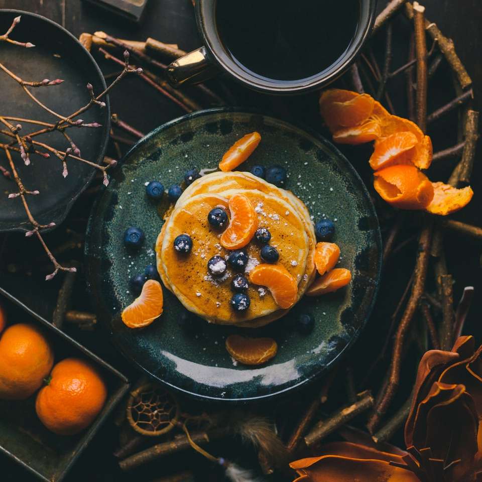 τηγανίτες με πορτοκάλι και βατόμουρο στο πιάτο online παζλ