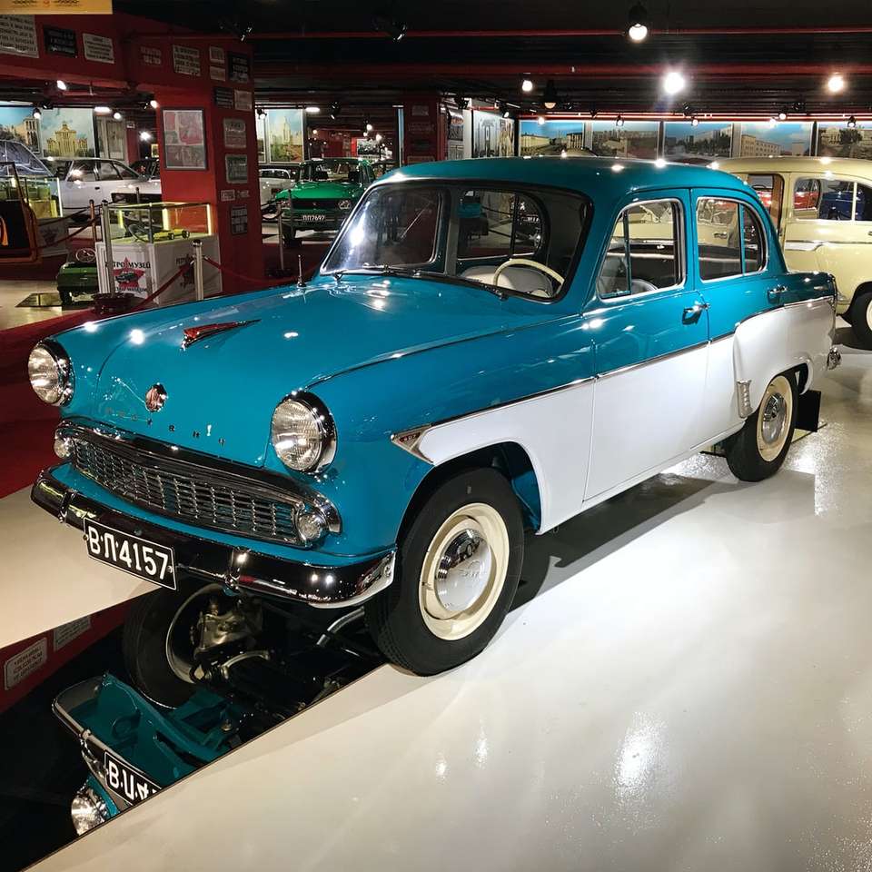 mașină clasică albastră într-o cameră puzzle online
