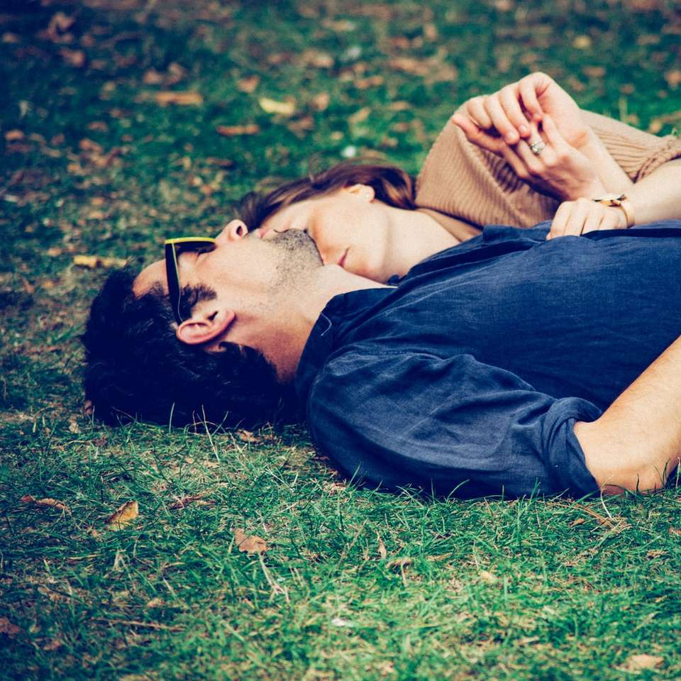 мужчина и женщина лежат на траве онлайн-пазл