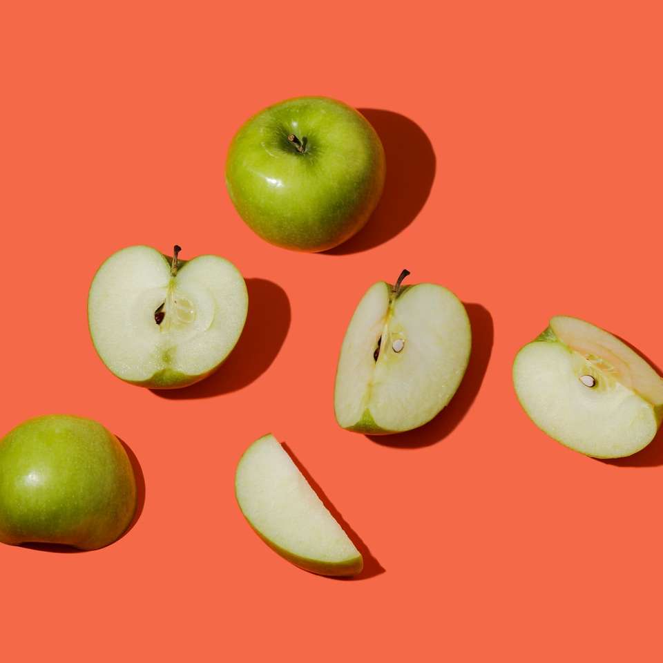 плодове от зелена ябълка върху розова повърхност онлайн пъзел