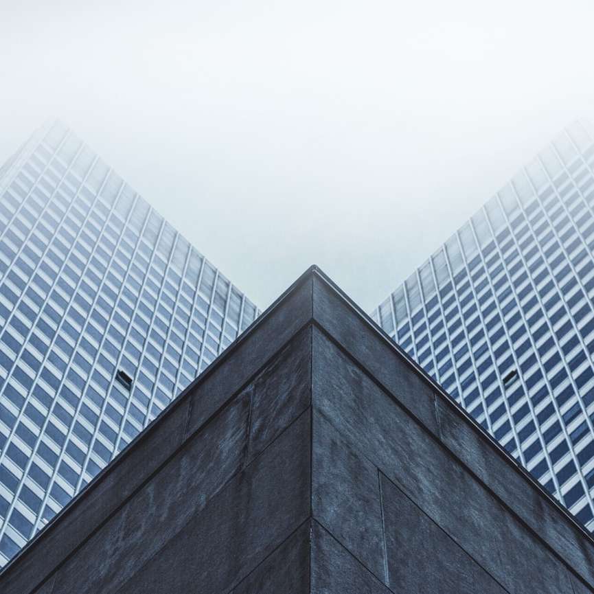 Fotografía de ángulo bajo de rascacielos. rompecabezas en línea