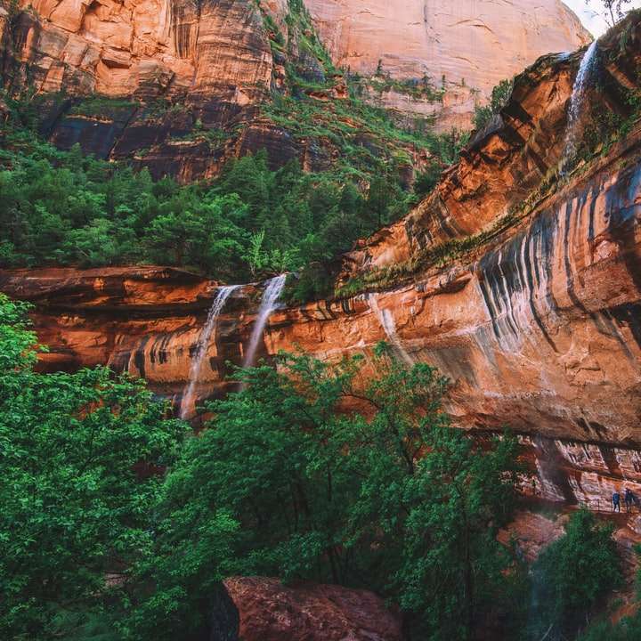 водопады со скальной горы онлайн-пазл