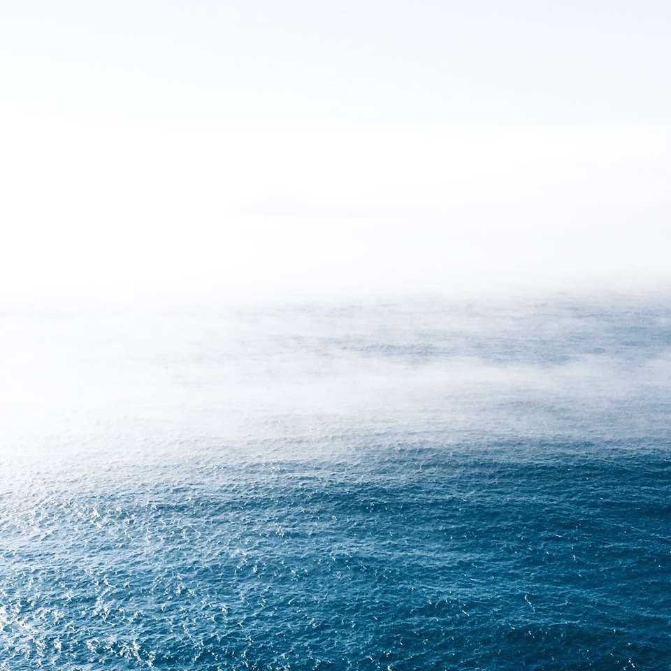 блакитний спокійний океан онлайн пазл