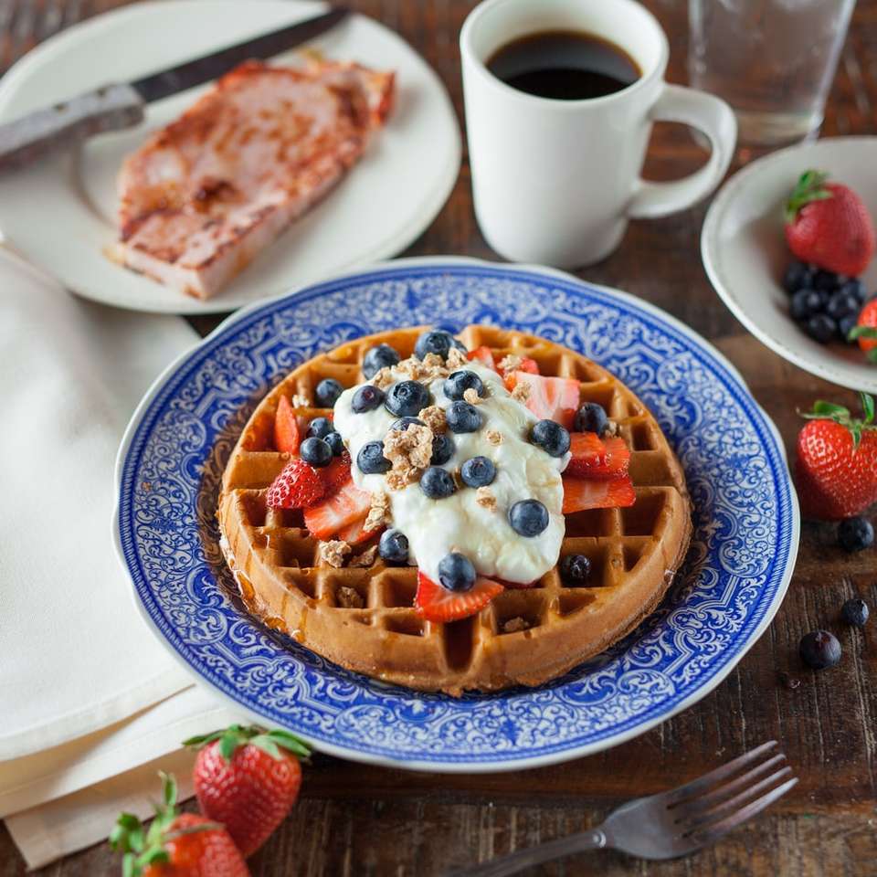 panqueca waffle no prato de cerâmica azul puzzle online