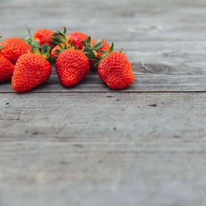 rote Erdbeeren auf braunem Holztisch Schiebepuzzle online