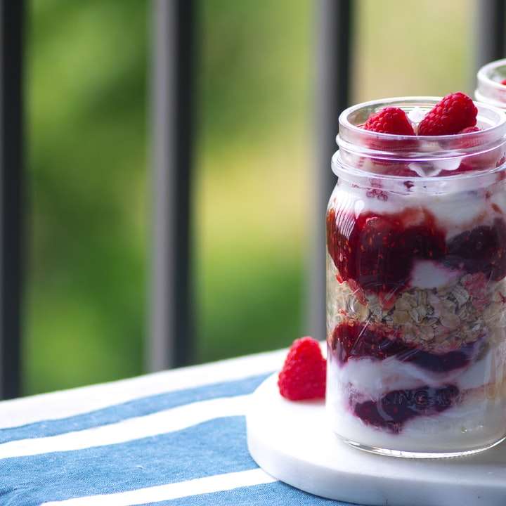 ягодов сладолед в прозрачни стъклени буркани плъзгащ се пъзел онлайн