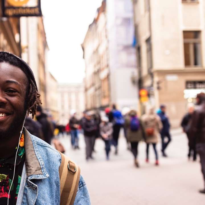 селективен фокус на мъж, усмихнат близо до сградата онлайн пъзел