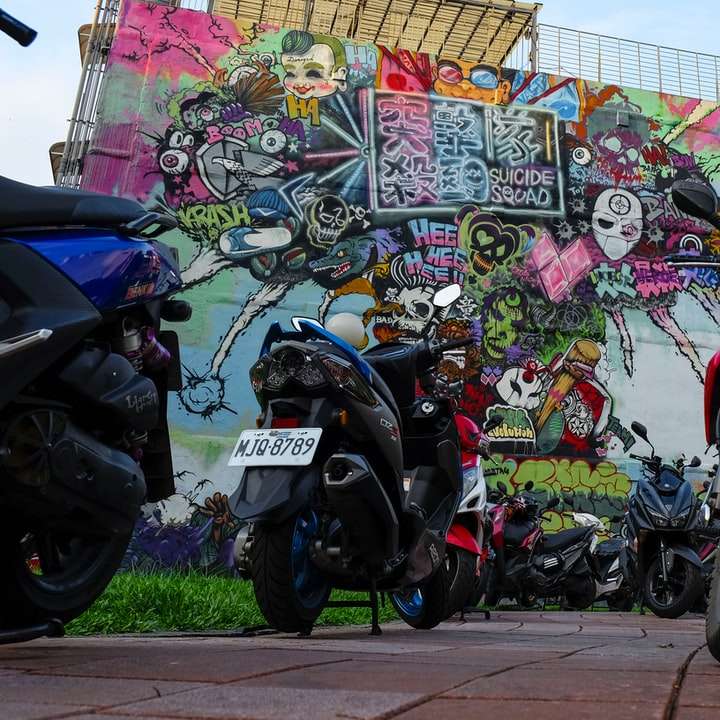 diverse-färg motorcyklar parkering glidande pussel online