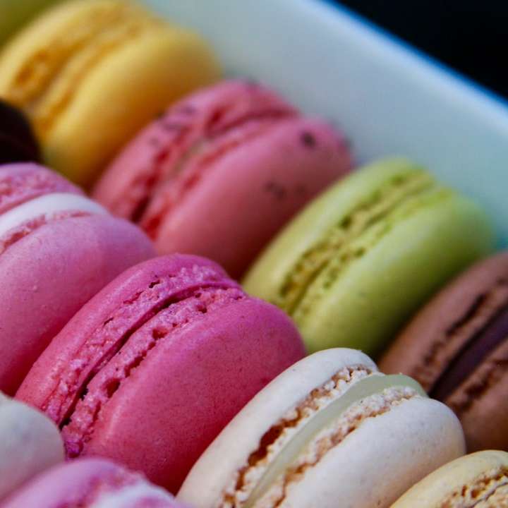 franska macarons i olika färger glidande pussel online