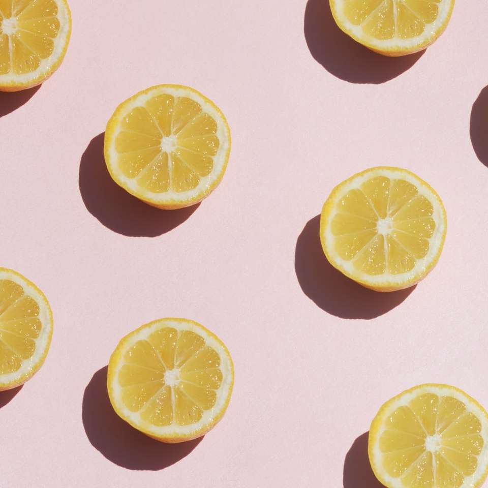 tranches de citron sur une surface blanche puzzle coulissant en ligne