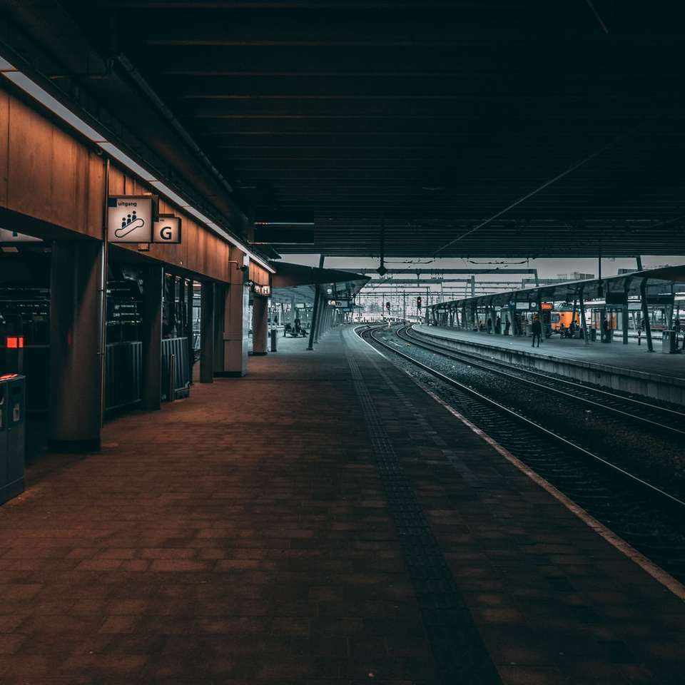 stazione ferroviaria con luci accese durante la notte puzzle scorrevole online