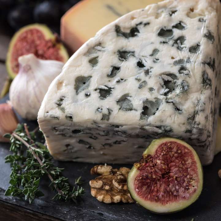 fromage bolognais à côté des herbes puzzle en ligne