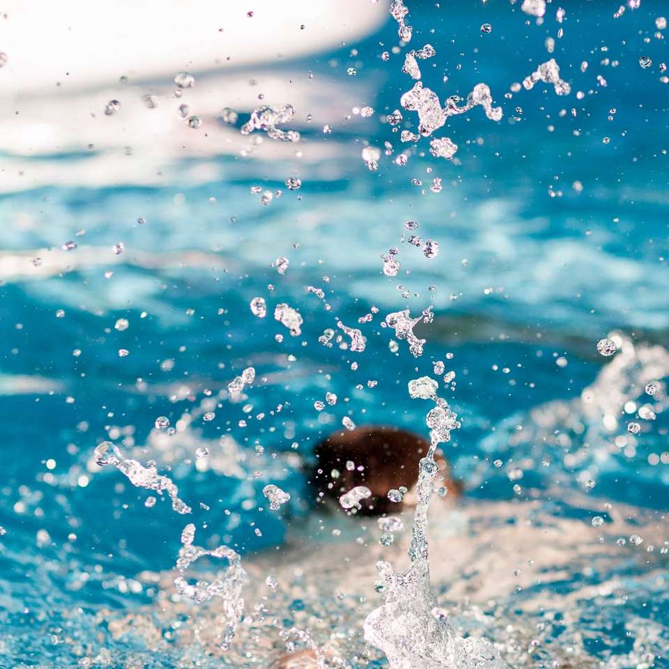 человек ныряет в бассейн с брызгами воды онлайн-пазл