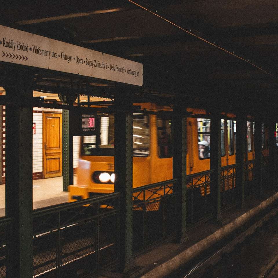 fotografia de lapso de tempo de um trem amarelo passando puzzle online