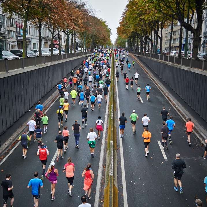 ludzie biegający po drogach w ciągu dnia puzzle przesuwne online