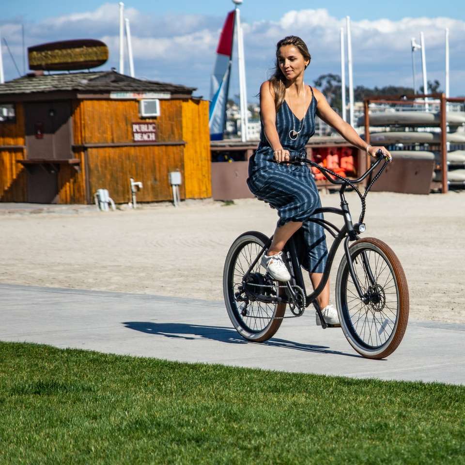 Frau, die Fahrrad fährt Online-Puzzle