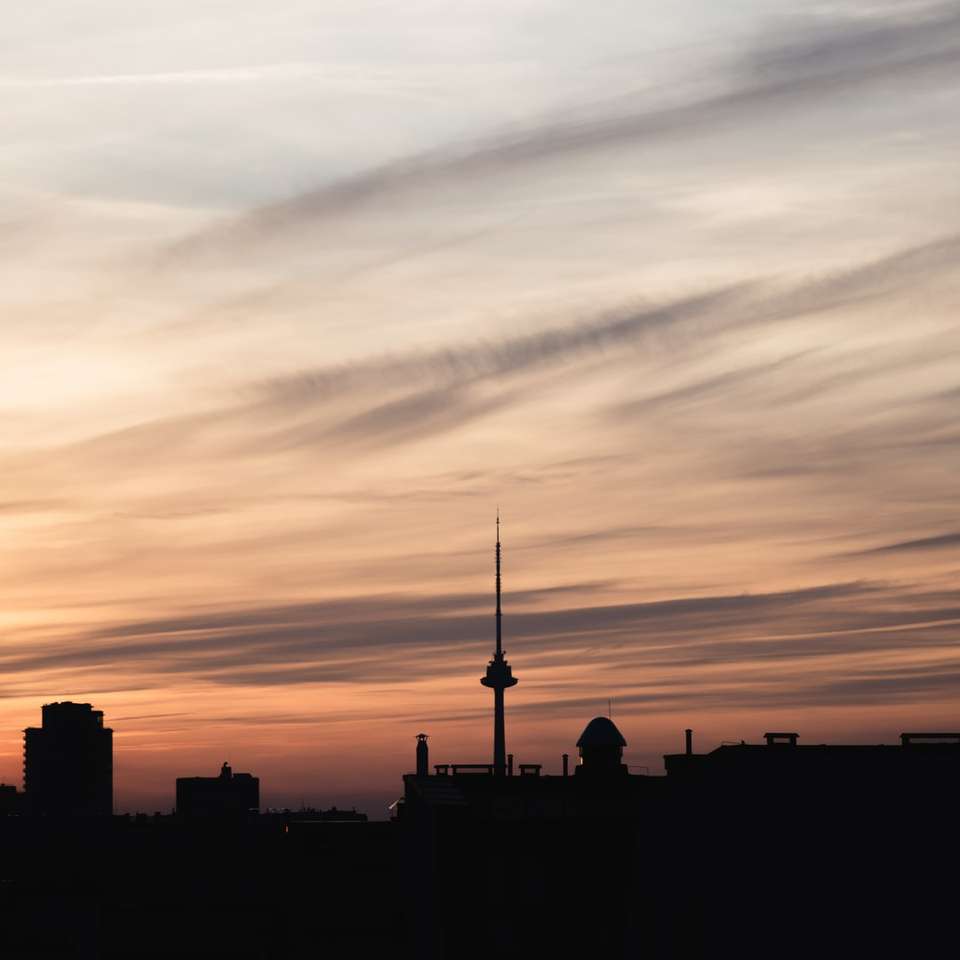 silhouette di edifici della città durante il tramonto puzzle scorrevole online