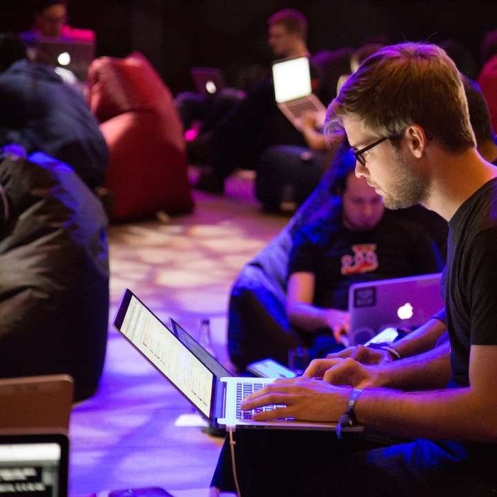 человек, использующий ноутбук перед коричневым стулом раздвижная головоломка онлайн