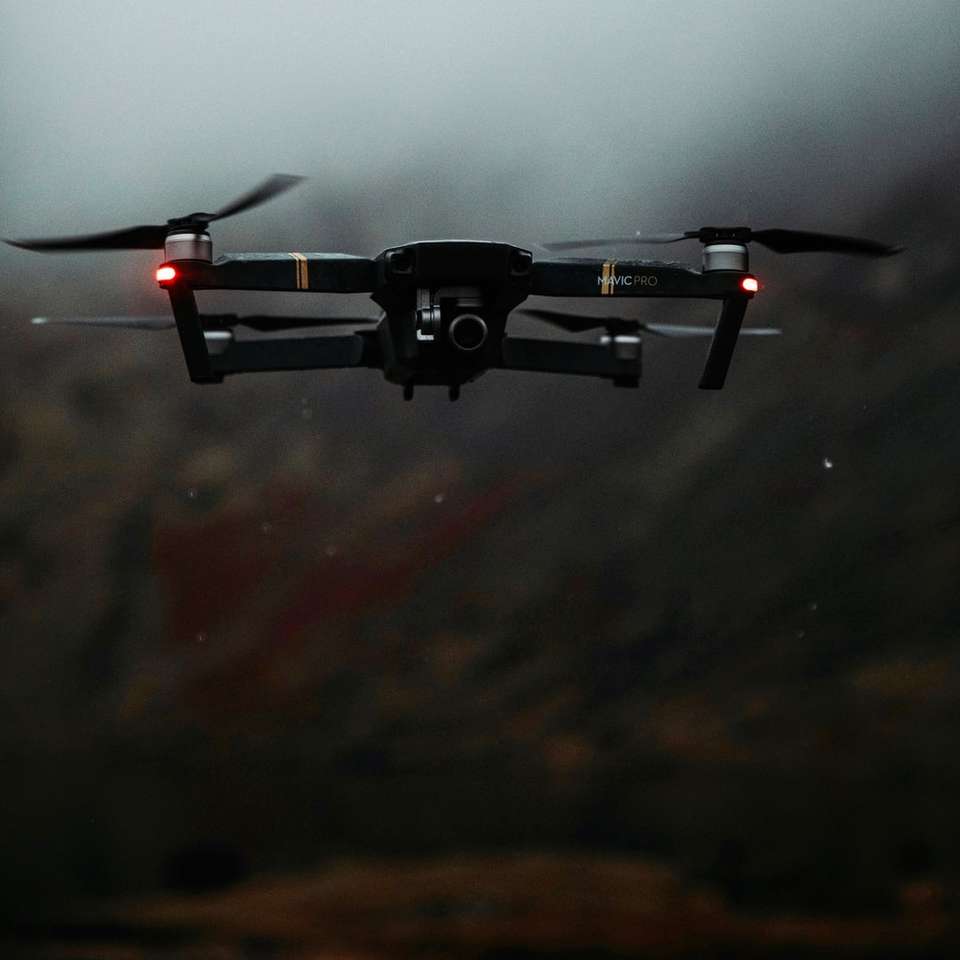 μαύρο και κόκκινο drone που πετάει συρόμενο παζλ online