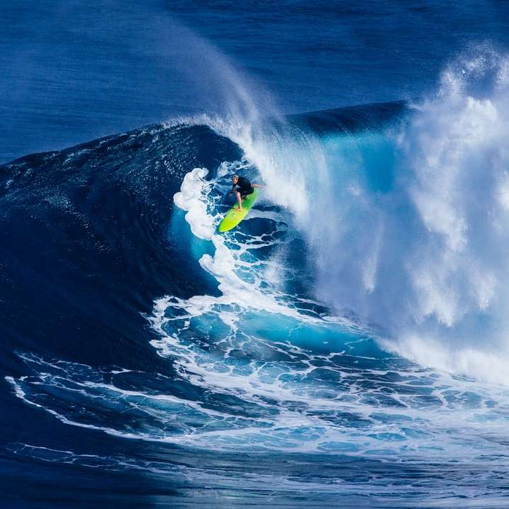 persona che fa surf sull'onda puzzle scorrevole online