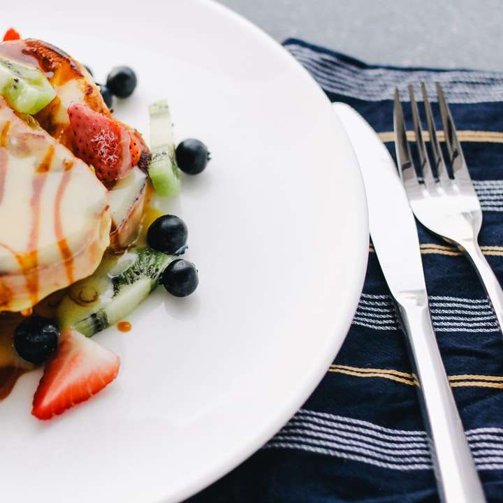 tallrik pannkaka med jordgubbar och kiwi toppings glidande pussel online