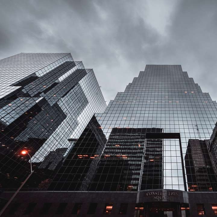 нискоъгълна фотография на многоетажна сграда онлайн пъзел