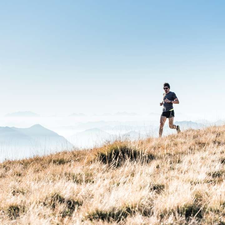 mężczyzna biegający po górach puzzle przesuwne online