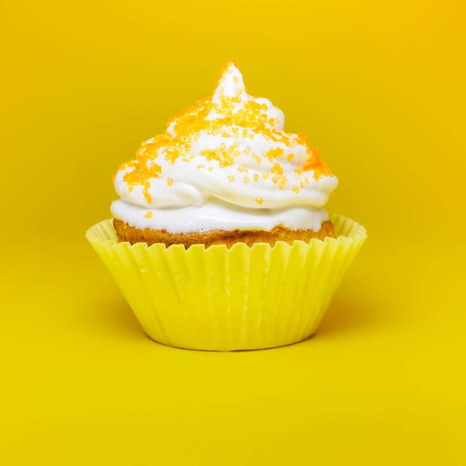 dessus de cupcake avec de la crème dans un support à cupcake jaune puzzle coulissant en ligne