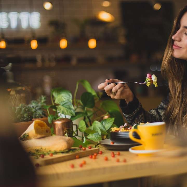 γυναίκα που κρατά το πιρούνι στο μπροστινό τραπέζι συρόμενο παζλ online