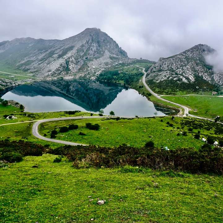 езеро близо до хълмове плъзгащ се пъзел онлайн