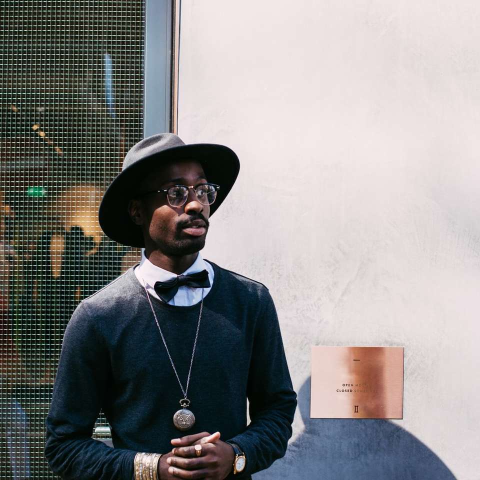 άνδρας με μαύρο φούτερ και καπέλο online παζλ