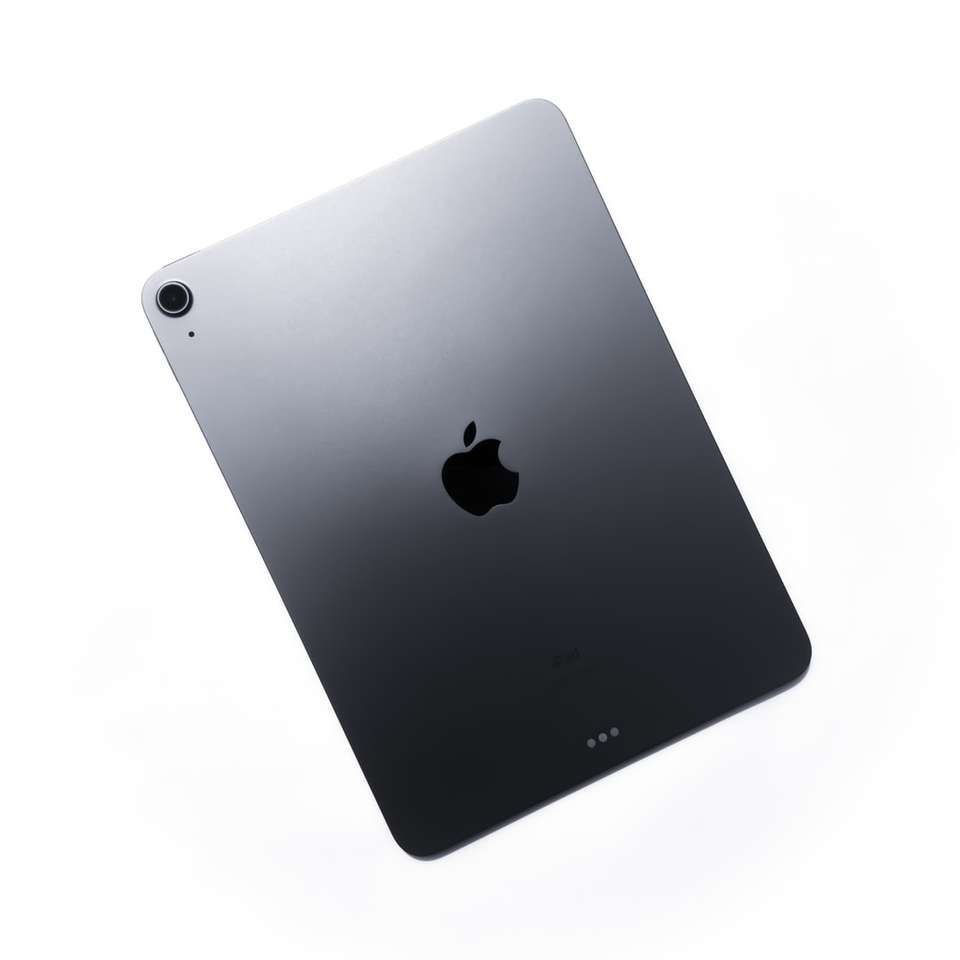 silbernes MacBook auf schwarzer Oberfläche Schiebepuzzle online