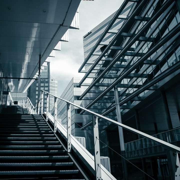 черно-бяло стълбище в сграда онлайн пъзел