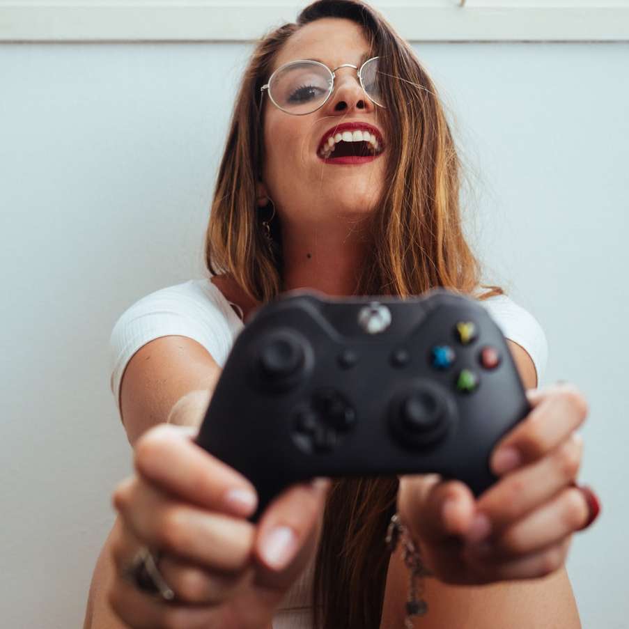 žena drží Xbox One ovladač posuvné puzzle online