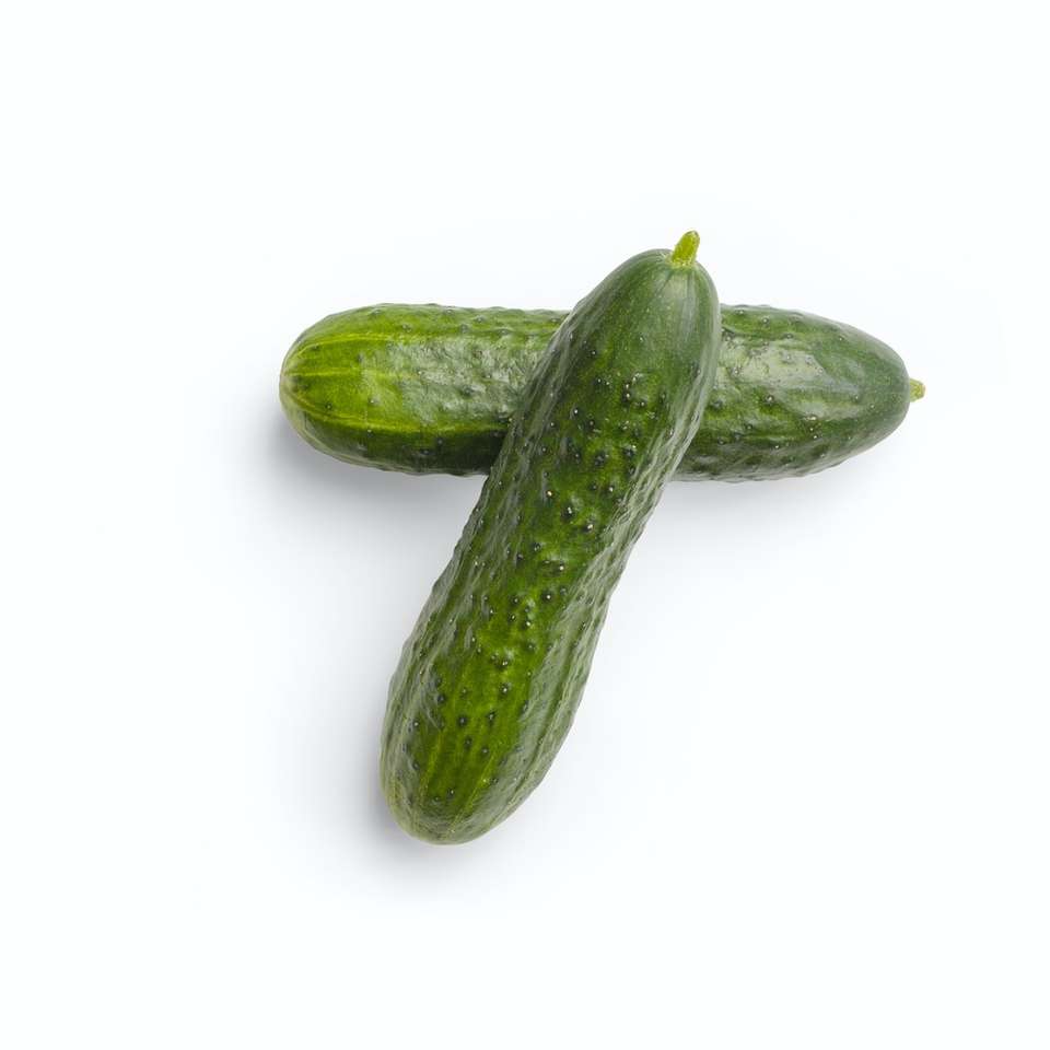 groene komkommer op wit oppervlak online puzzel