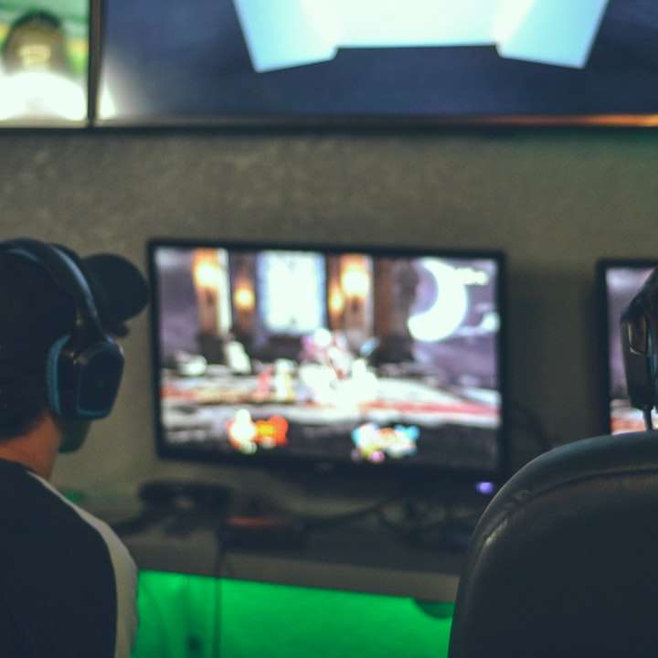 φωτογραφία επιλεκτικής εστίασης δύο ατόμων που παίζουν παιχνίδι online παζλ