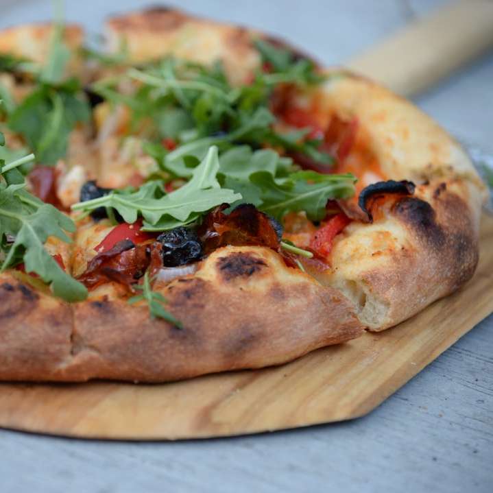 pizza pepperoni z zielonolistnymi dodatkami puzzle przesuwne online